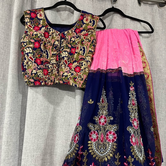 Readymade blouse and saaree - Picture 5 of 6